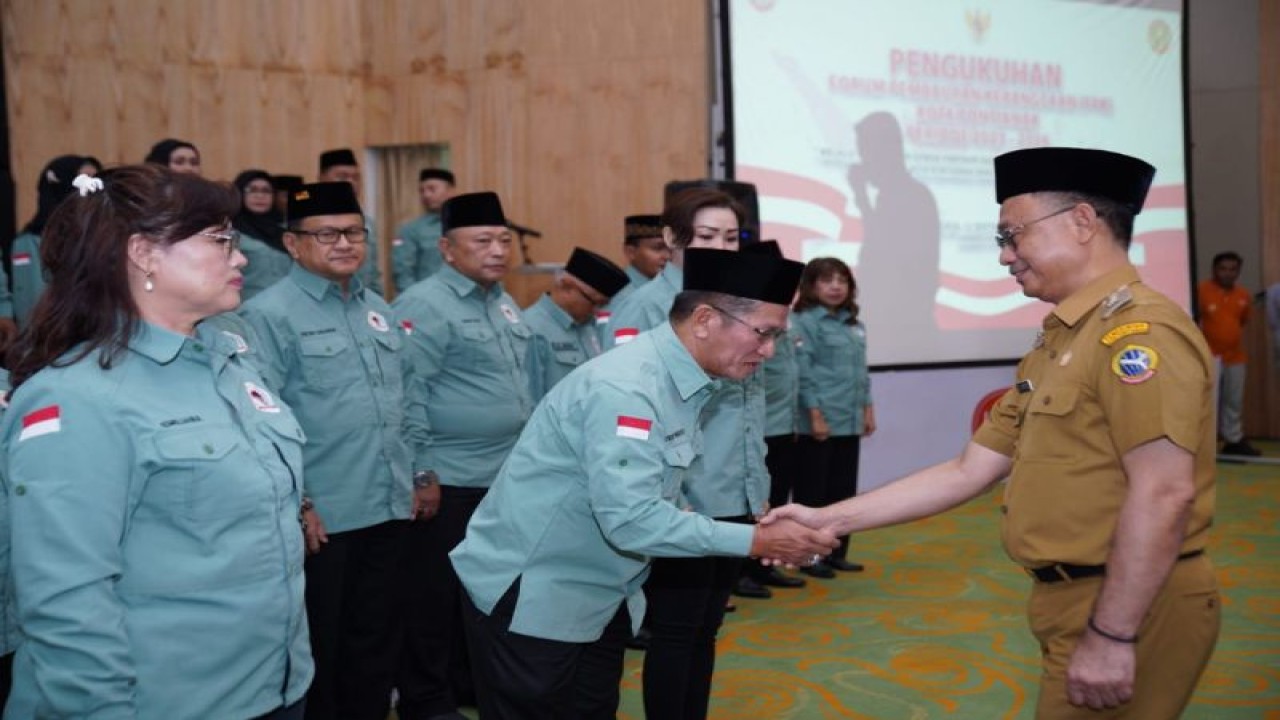Wali Kota Pontianak Edi Rusdi Kamtono menyampaikan ucapan selamat kepada pengurus Forum Pembauran Kebangsaan Kota Pontianak usai dikukuhkan, di Pontianak, Selasa (12/9/2023). (ANTARA/HO-Prokopim Pontianak).