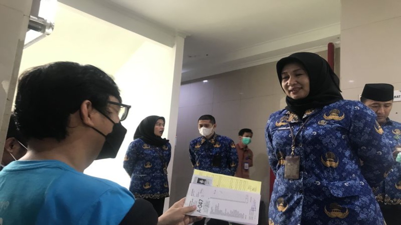 Wakil Wali Kota Jakarta Timur Iin Mutmainah berinteraksi dengan warga di Puskesmas Kecamatan Cakung, Jakarta Timur, Selasa (19/9). (Mochammad Mardiansyah Al Afghani)