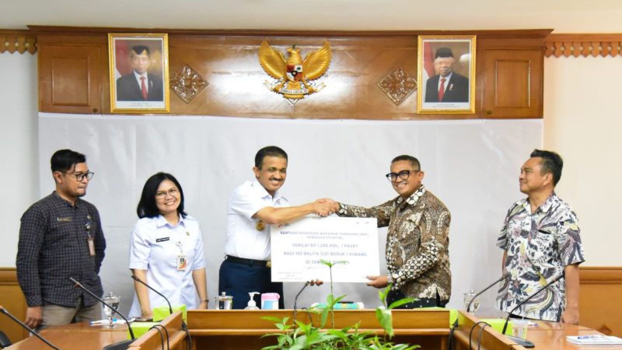Wali Kota Administrasi Jakarta Timur Muhammad Anwar saat menerima bantuan makanan tambahan secara simbolis bagi balita tengkes dari Kementerian Luar Negeri (Kemenlu) di Kantor Wali Kota Jaktim, Rabu (20/9/2023). ANTARA/HO-Kominfotik Jakarta Timur