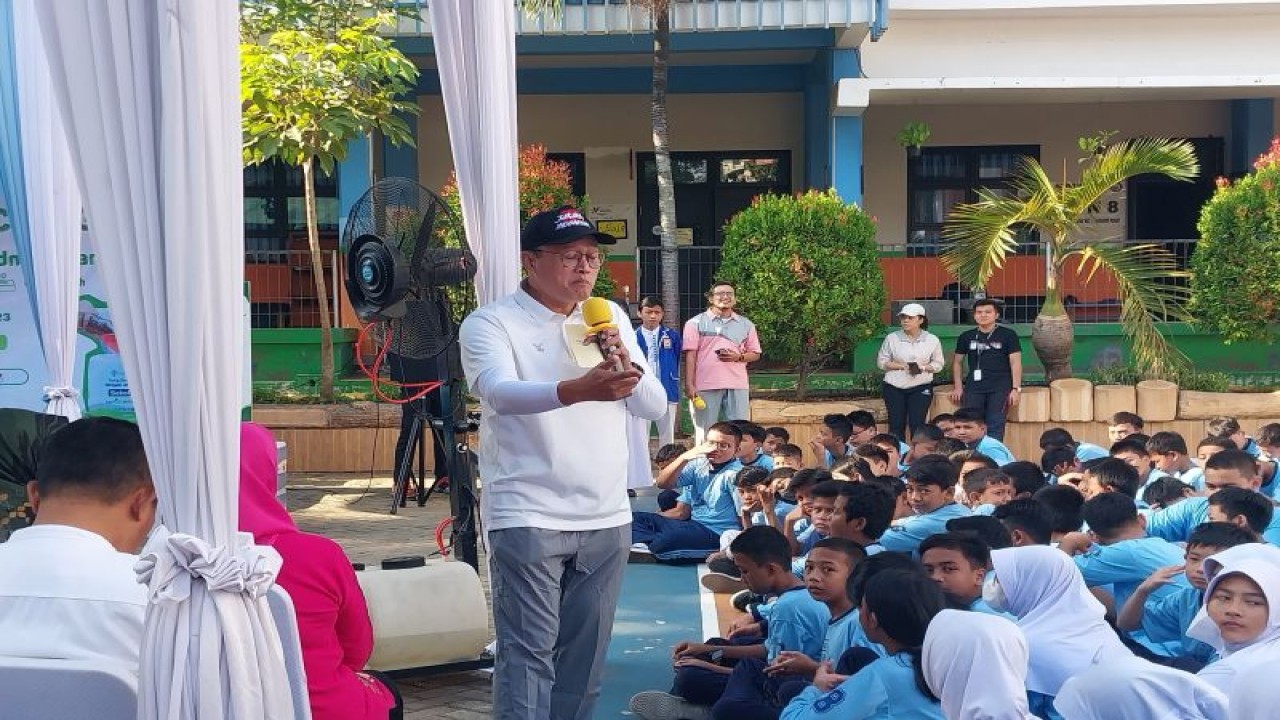 Wali Kota Jakarta Pusat Dhany Sukma berdialog dengan para pelajar dalam acara peluncuran Program Sekolah Tersenyum di SMP Negeri 8 Jakarta Pusat di Jakarta Pusat, Jumat (22/9/2023). (ANTARA/Aloysius Lewokeda)