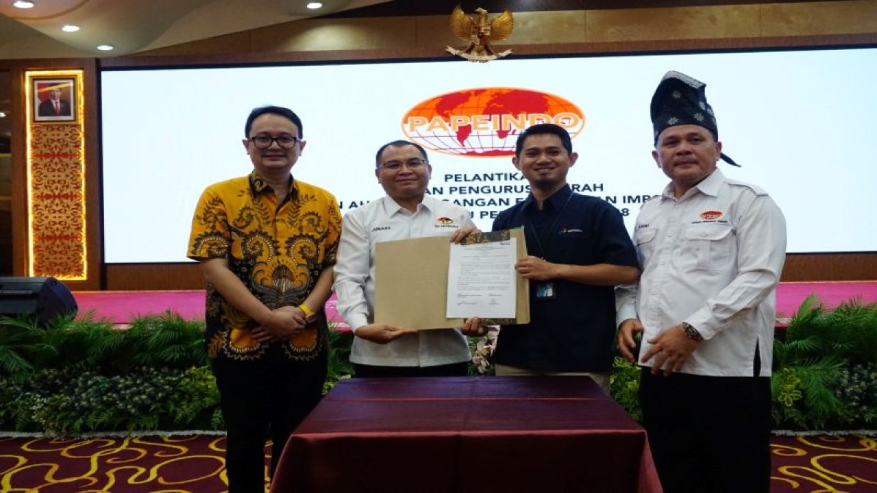 Wakil Menteri Perdagangan (Wamendag) Dr Jerry Sambuaga menyaksikan pelantikan Dewan Pimpinan Daerah Perkumpulan Ahli Perdagangan Ekspor Impor Indonesia (Papeindo) Riau tahun 2023, di Pekanbaru, Rabu (20/9/2023). ANTARA/HO-Humas Papeindo Riau