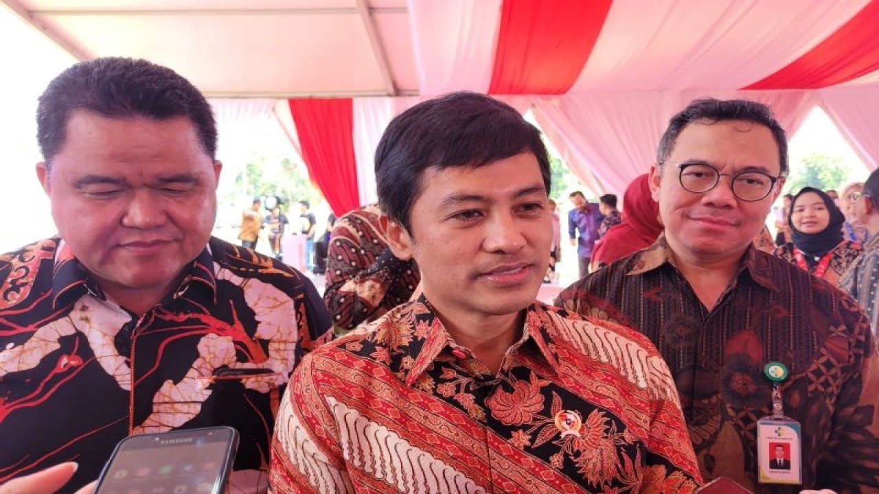 Wakil Menteri Kesehatan (Wamenkes) RI Dante Saksono Harbuwono (tengah) saat ditemui di Jakarta, Jumat (8/9/2023). (ANTARA/Sean Filo Muhamad)