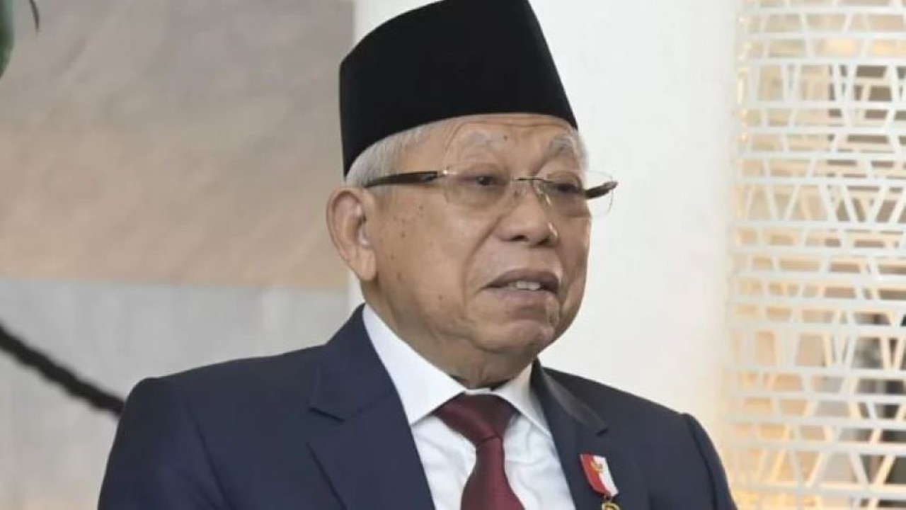 Wakil Presiden (Wapres) KH Ma'ruf Amin memberikan keterangan persnya sebelum kembali ke Tanah Air usai menyelesaikan rangkaian kunjungan kerjanya di Republik Rakyat Tiongkok, di Lobi Hotel JW Marriott Marquis Shanghai Pudong, Shanghai, Tiongkok, Selasa (19/9/2023). (NN/RJP, BPMI-Setwapres)