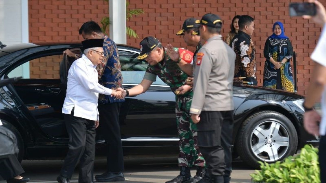 Wakil Presiden Ma’ruf Amin saat akan bertolak ke Provinsi Aceh dari Pangkalan Udara TNI AU Halim Perdanakusuma Jakarta, Kamis (7/9/2023). (ANTARA/HO-BPMI Setwapres)