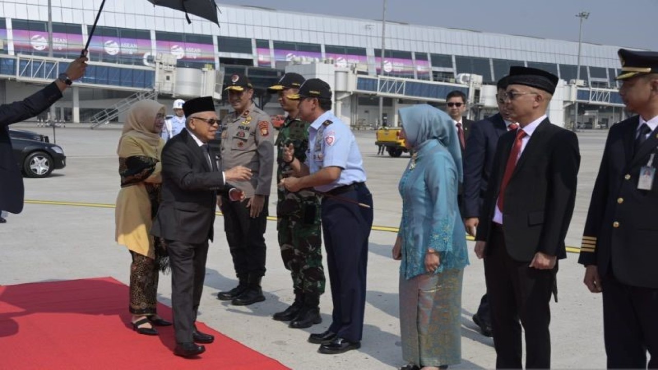 Wakil Presiden Ma'ruf Amin saat akan bertolak ke Tiongkok, dari Bandara Internasional Soekarno Hatta, Tangerang, Banten, Kamis (14/9/2023). ANTARA/HO-BPMI Setwapres