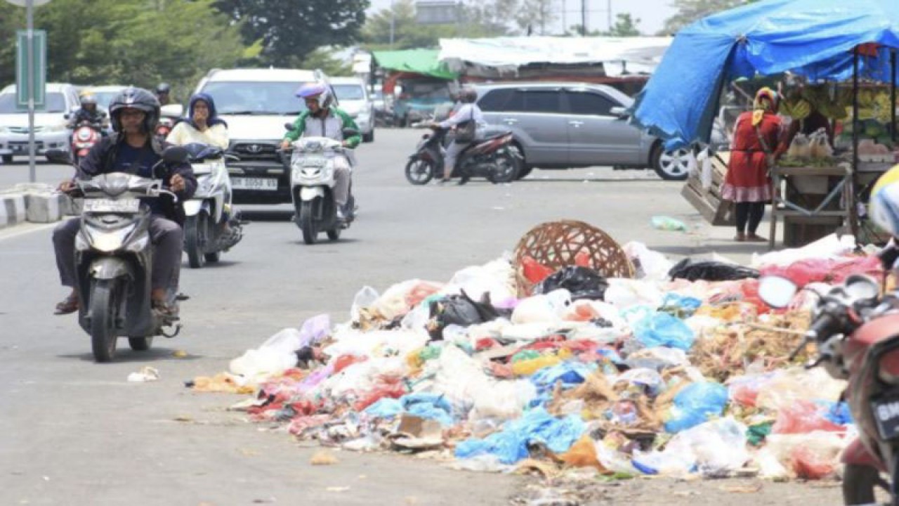 Seorang warga sedang melintas di sekitar tumpukan sampah yang tidak terangkut di Pasar Pagi Arengka di Jalan Soekarno Hatta, Kota Pekanbaru, Senin (18/9/2023). (ANTARA/Reza Fahlepi/23)