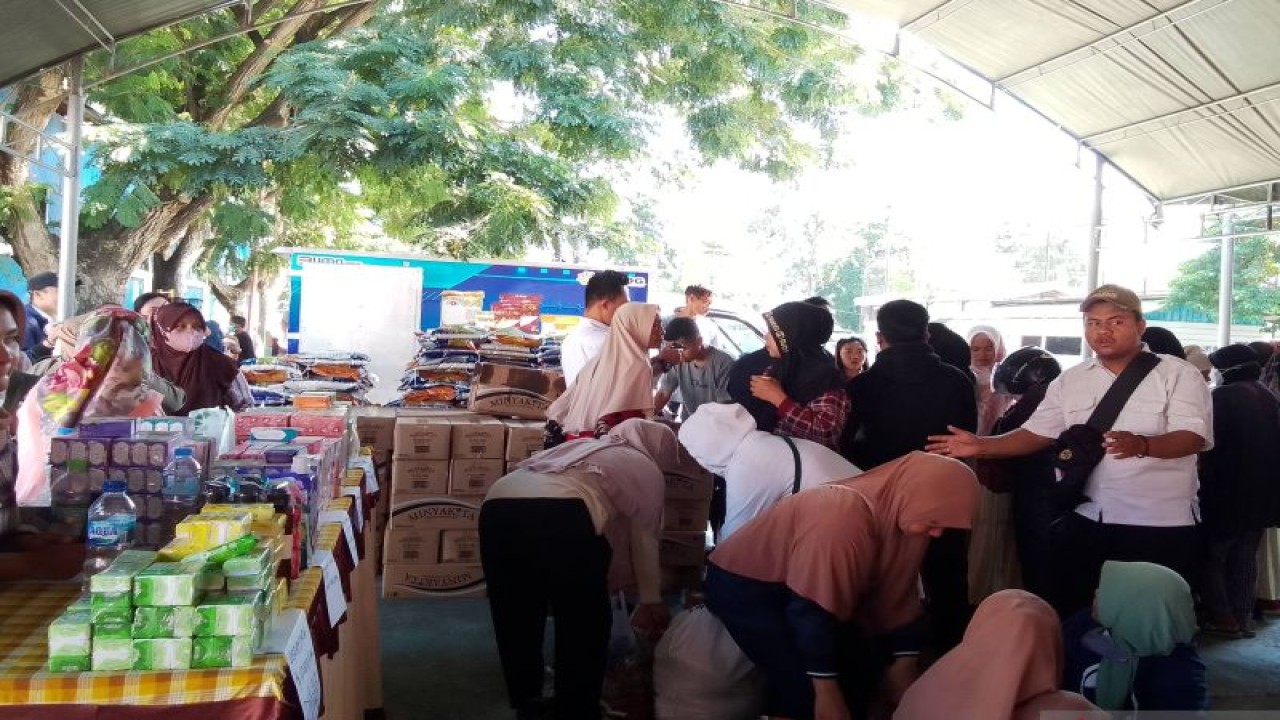 Warga ramai berbelanja di pasar murah yang diselenggarakan di Jalan Balai Kota Timur, Kota Palu, Senin (26/9/2023). (ANTARA/Nur Amalia Amir)
