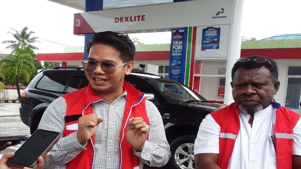 SBM Rayon V PT Dodi Anggriawan bersama Manager Communication Relation and CSR Pertamina Patra Niaga Sub Holding Comersial and Trading Regional Papua Maluku Edy Mangun meninjau layanan SPBU Fajar Utama Biak dalam rangka hari Pelanggan Nasional, Senin (4/9). ANTARA/Muhsidin