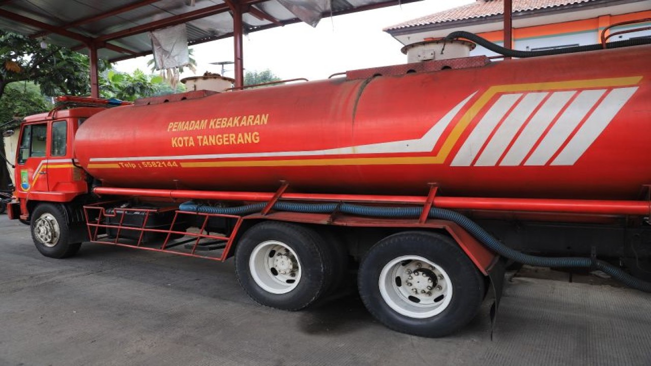 Mobil tangki pemadam kebakaran yang difungsikan juga membantu menyalurkan air bersih kepada masyarakat terkait kondisi kekeringan saat ini. HO/BPBD