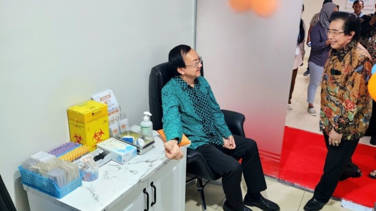 Pimpinan Rumah Sakit Telogorejo Semarang meninjau fasilitas pelayanan Speedy Lab di bagian depan gedung rumah sakit di Kota Semarang, Provinsi Jawa Tengah, Jumat (1/9/2023). (ANTARA/ I.C.Senjaya)