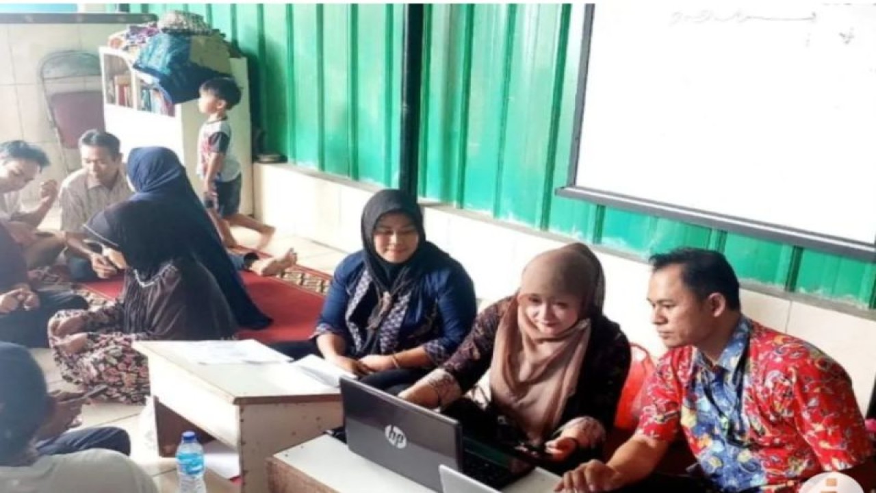 Petugas Suku Dinas (Sudin) Kependudukan dan Pencatatan Sipil (Dukcapil) Kota Administrasi Jakarta Selatan saat memberikan pelayanan di Jalan Manggarai Selatan RT 004/RW 010, Kelurahan Manggarai, Kecamatan Tebet, Kamis (14/9/2023). ANTARA/HO-Humas Pemkot Jakarta Selatan.