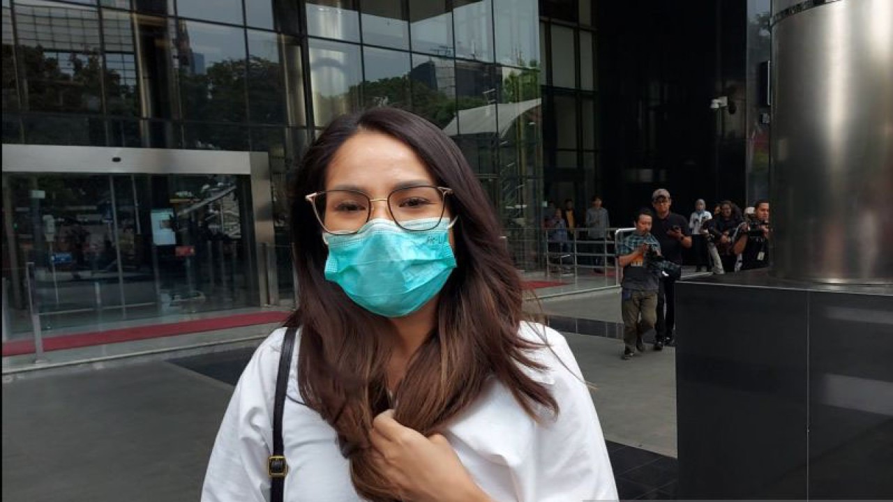 Windy Yunita Bastari Usman alias Windy Idol meninggalkan Gedung Merah Putih KPK, Jakarta Selatan, usai diperiksa penyidik KPK, Selasa (19/9/2023). ANTARA/Fianda Sjofjan Rassat