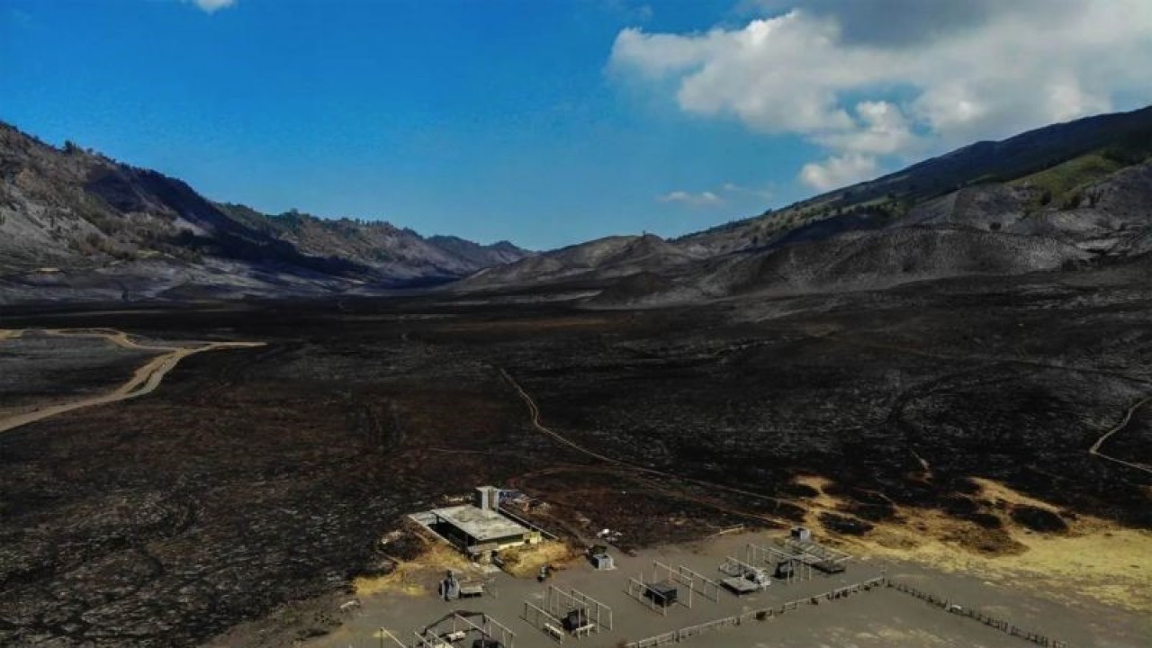 Foto udara kondisi lahan pasca kebakaran di Bukit Teletubbies, kawasan Gunung Bromo, Probolinggo, Jawa Timur, Jumat (15/9/2023). ANTARA FOTO/Muhammad Mada/aww.