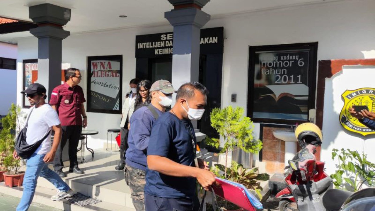 Imigrasi Denpasar mendeportasi WNA Rusia (dua kanan) karena memiliki senjata tajam, gas air mata dan melewati masa tinggal lebih dari dua tahun di Denpasar, Bali, Kamis (21/9/2023) ANTARA/HO-Imigrasi Denpasar