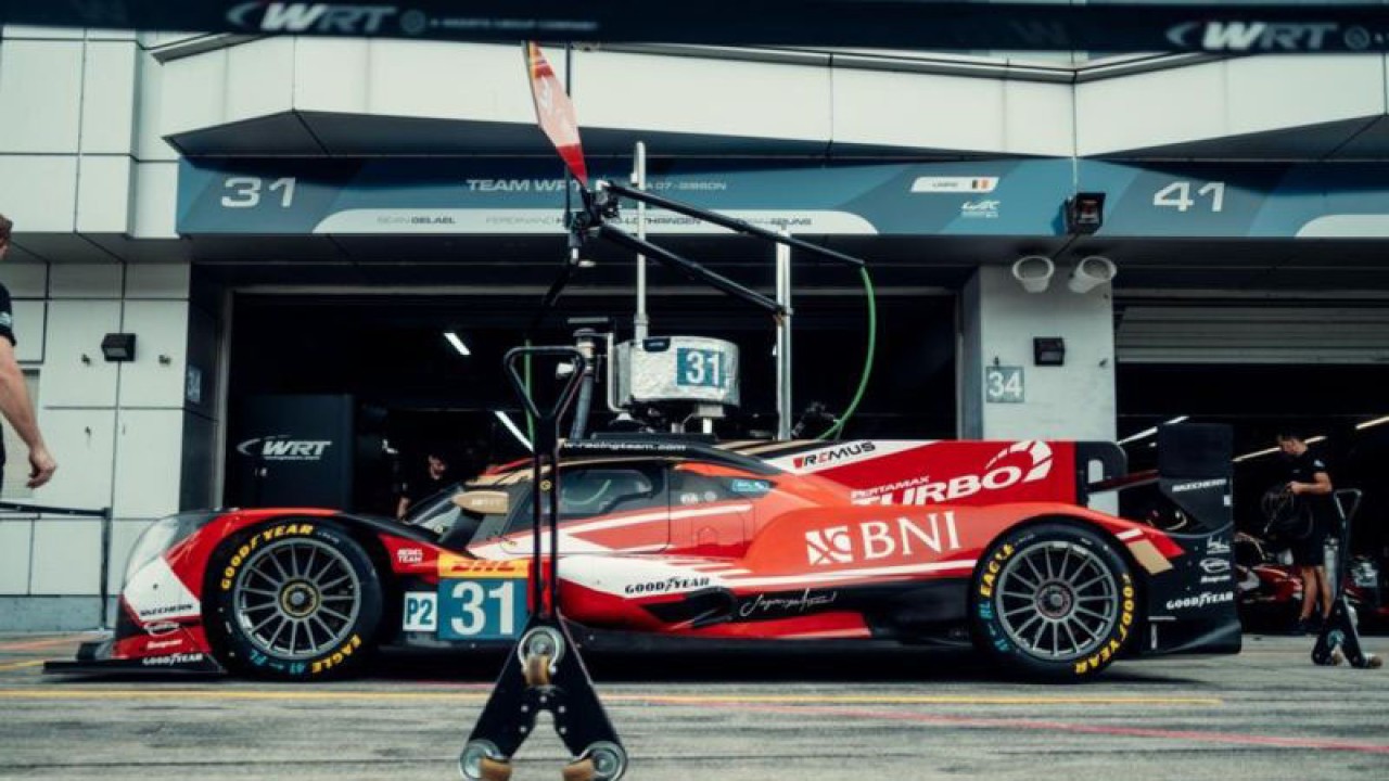 Mobil WRT 31 yang digunakan oleh Sean Gelael, saat berada di Sirkuit Suzuka, Jepang, Kamis (7/9/2023). (ANTARA/HO/Tim na)