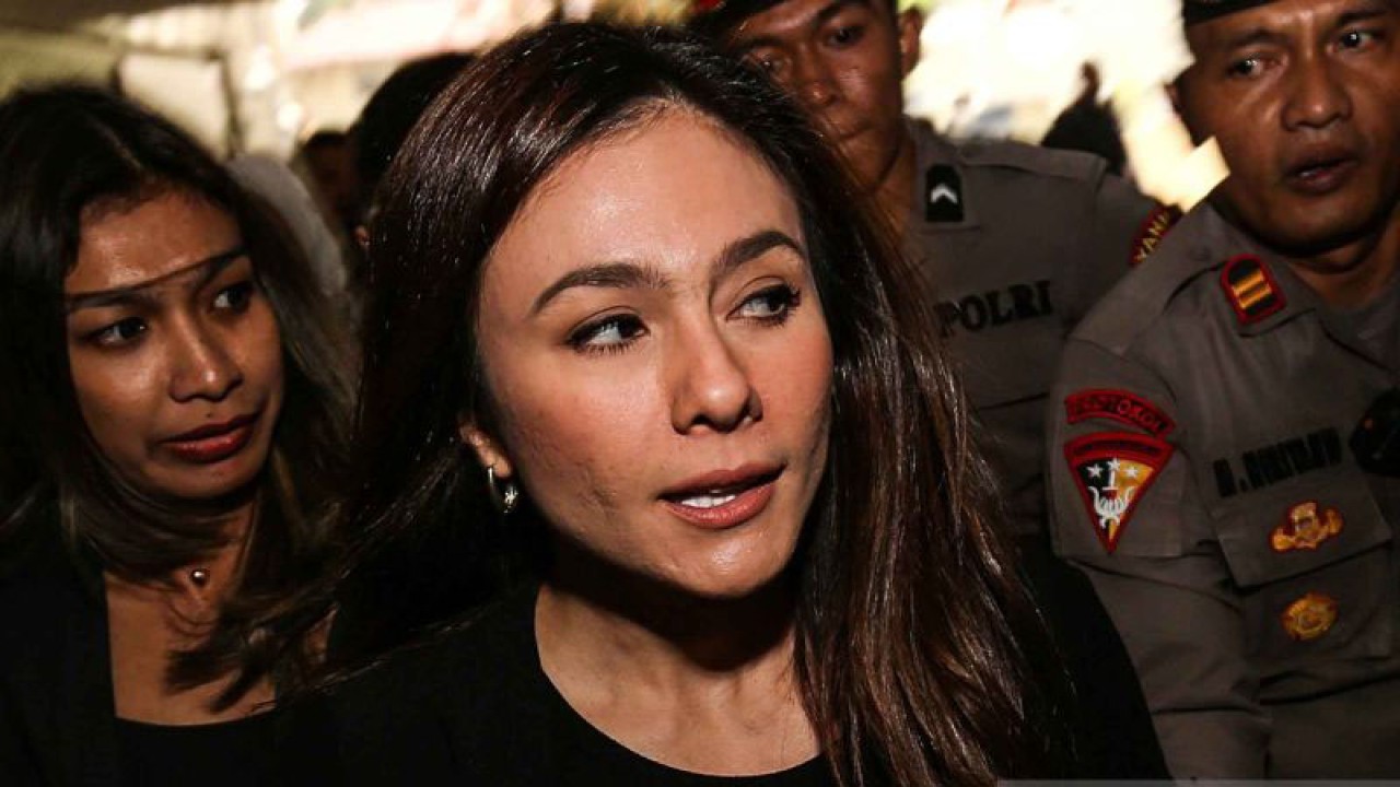 Aktris Wulan Guritno (kiri) berjalan menuju ruang pemeriksaan setibanya di Gedung Bareskrim Polri, Jakarta, Kamis (14/9/2023). Direktorat Tindak Pidana Siber (Dittipidsiber) Bareskrim Polri memanggil Wulan Guritno untuk diperiksa dan klarifikasi terkait dugaan promosi situs judi online. ANTARA FOTO/Asprilla Dwi Adha/nym.