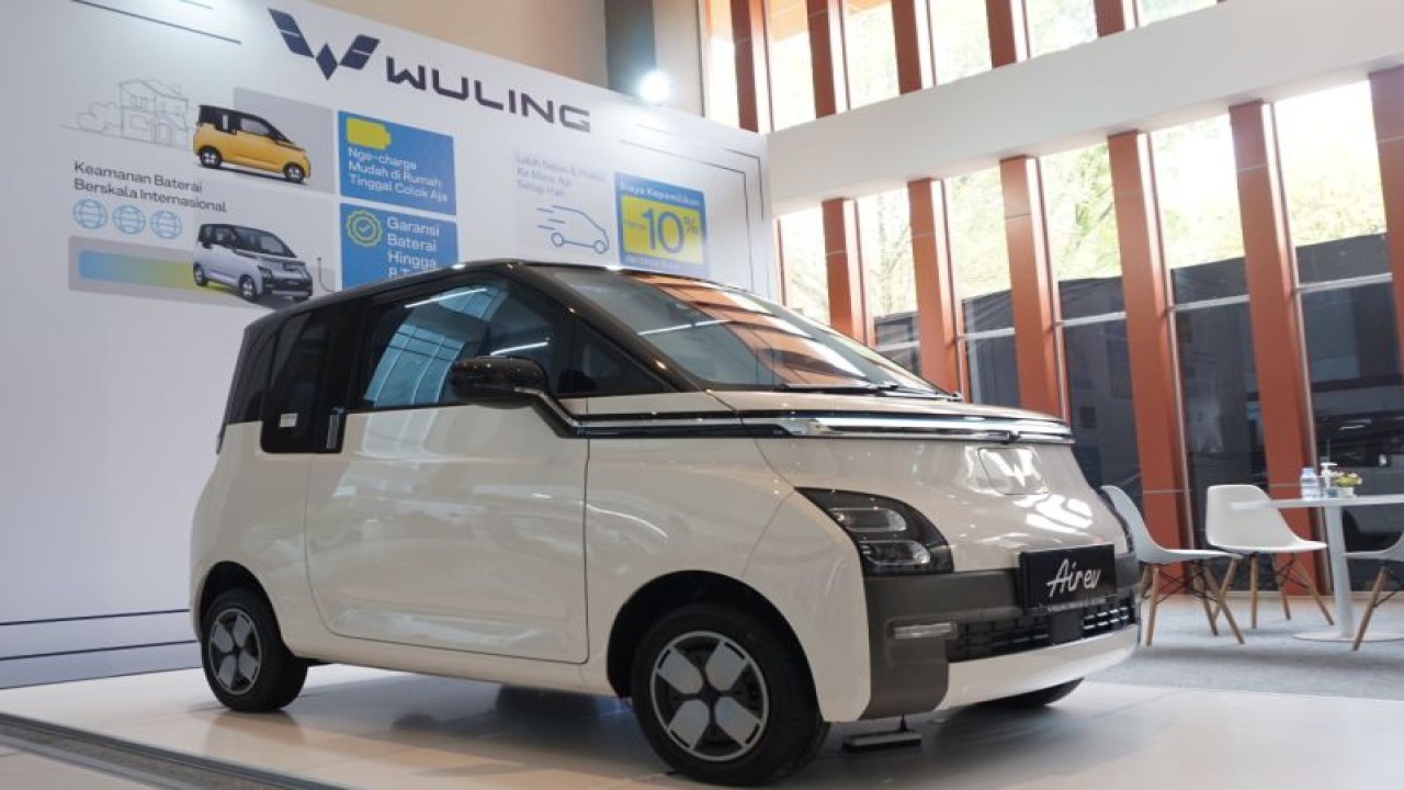 Wuling Air ev pada ajang IEMS 2023. (ANTARA/HO/Wuling Motors)