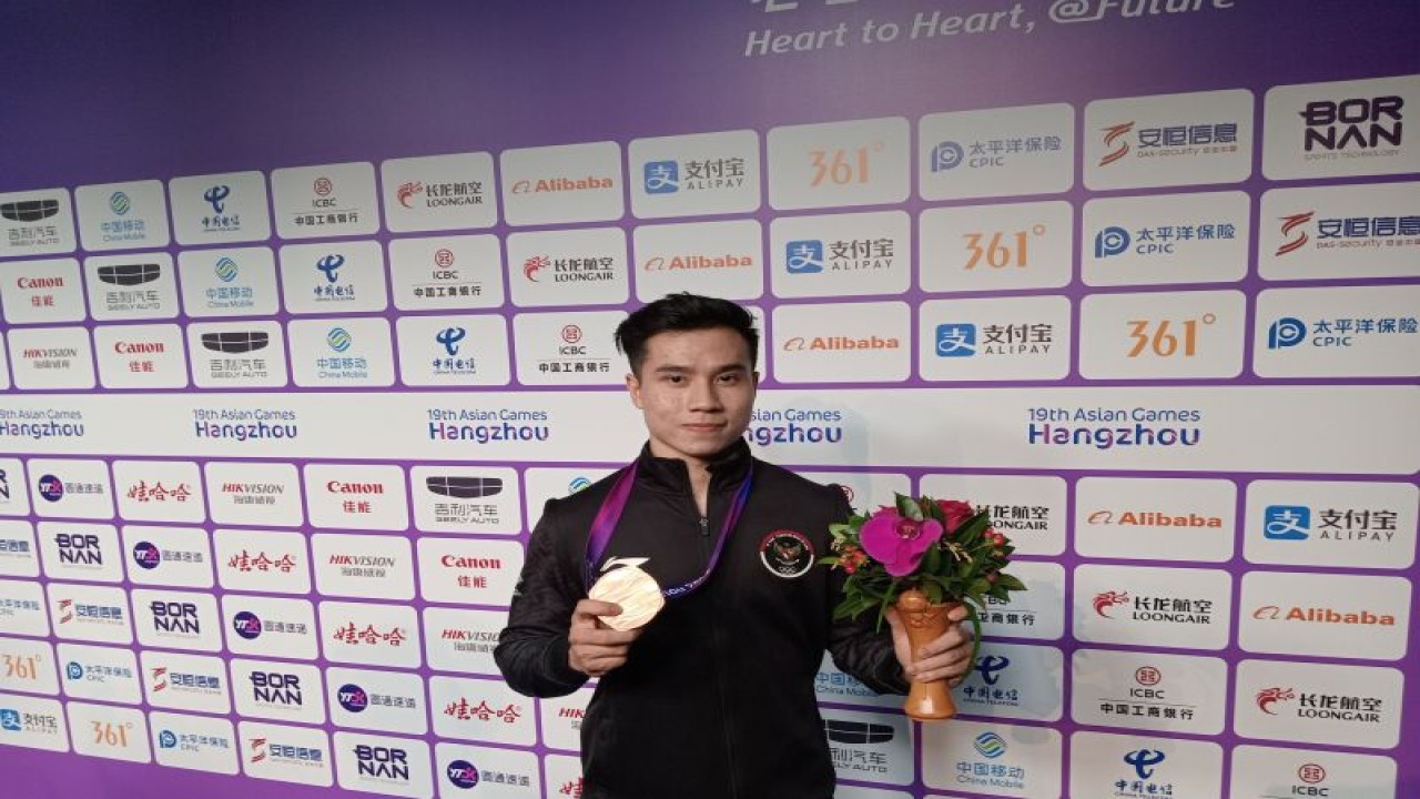 Atlet wushu Seraf Naro Siregar berpose dengan medali perunggu Asian Games 2022 setelah bertarung di Xiaoshan Guali Sports Centre, Hangzhou, China, Rabu(27/9/2023). (ANTARA/RAUF ADIPATI)