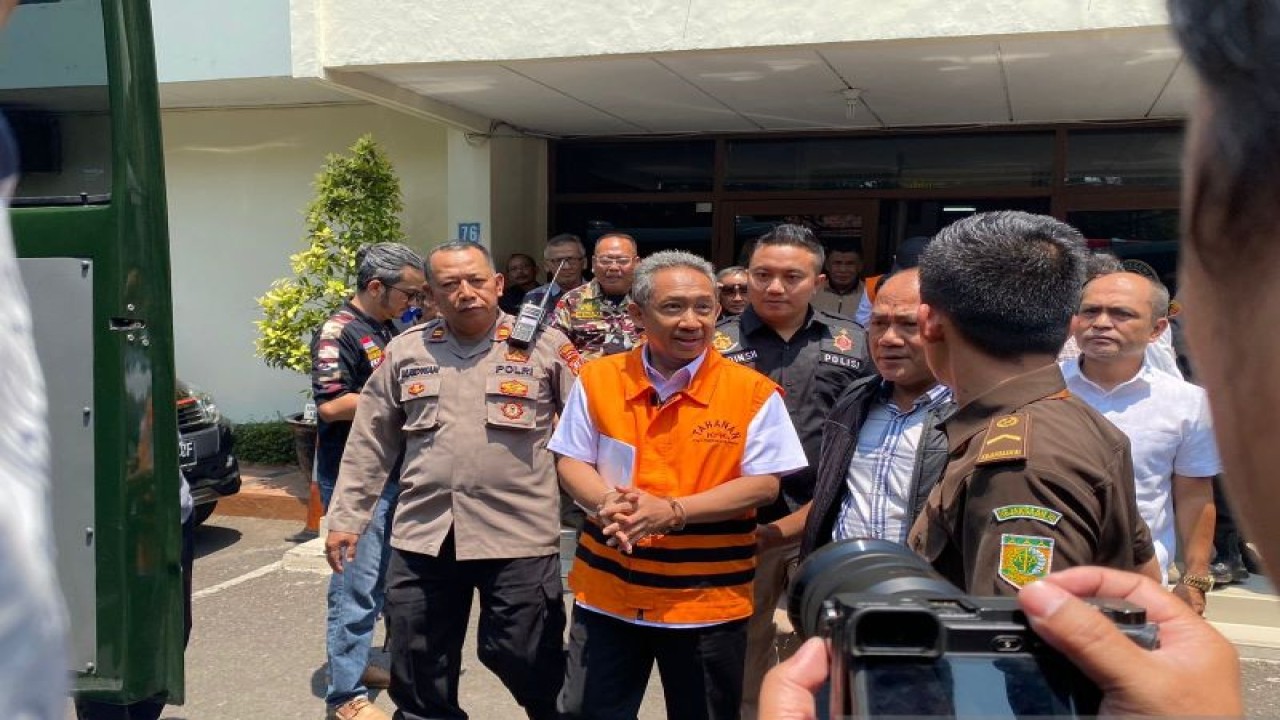 Wali Kota Bandung nonaktif Yana Mulyana dihadirkan dalam sidang dakwaan kasus suap proyek Bandung Smart City yang digelar di Pengadilan Tipikor Bandung (6/9/2023). (ANTARA/Rubby Jovan)