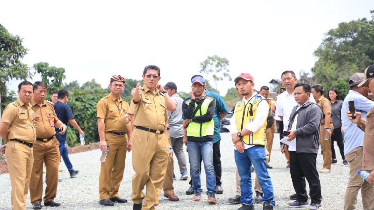 Wakil Gubernur Kaltara Yansen TP (tengah) meninjau progres pembangunan ruas jalan provinsi di Kabupaten Malinau, Senin (4/9/2023). (ANTARA/Muh. Arfan)