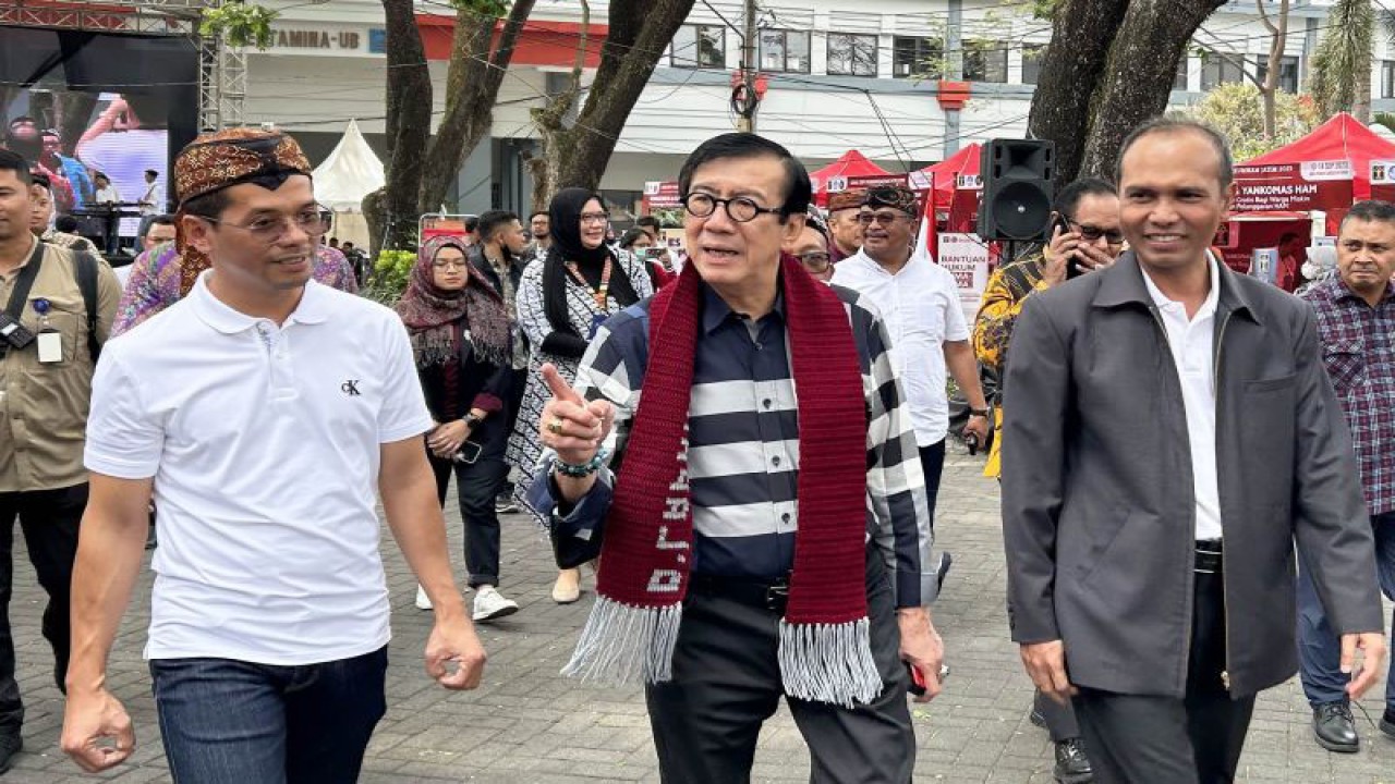 Menteri Hukum dan Hak Asasi Manusia (Menkumham) Yasonna Laoly (tengah) pada saat melakukan kunjungan kerja di Universitas Brawijaya, Kota Malang, Jawa Timur, Kamis (14/9/2023). ANTARA/Vicki Febrianto.