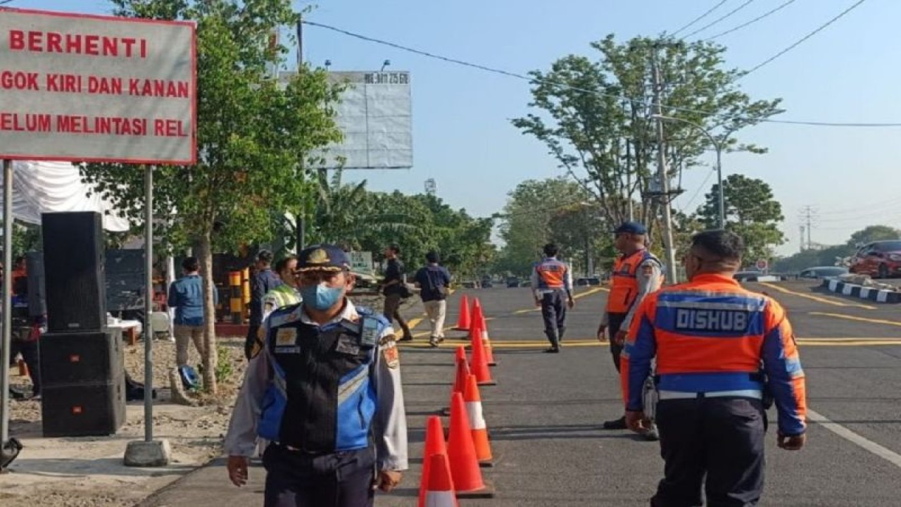 Sosialisasi yellow box junction (YBJ) di perlintasan sebidang Jalan Madukoro Semarang. (ANTARA/HO-Dishub Semarang)