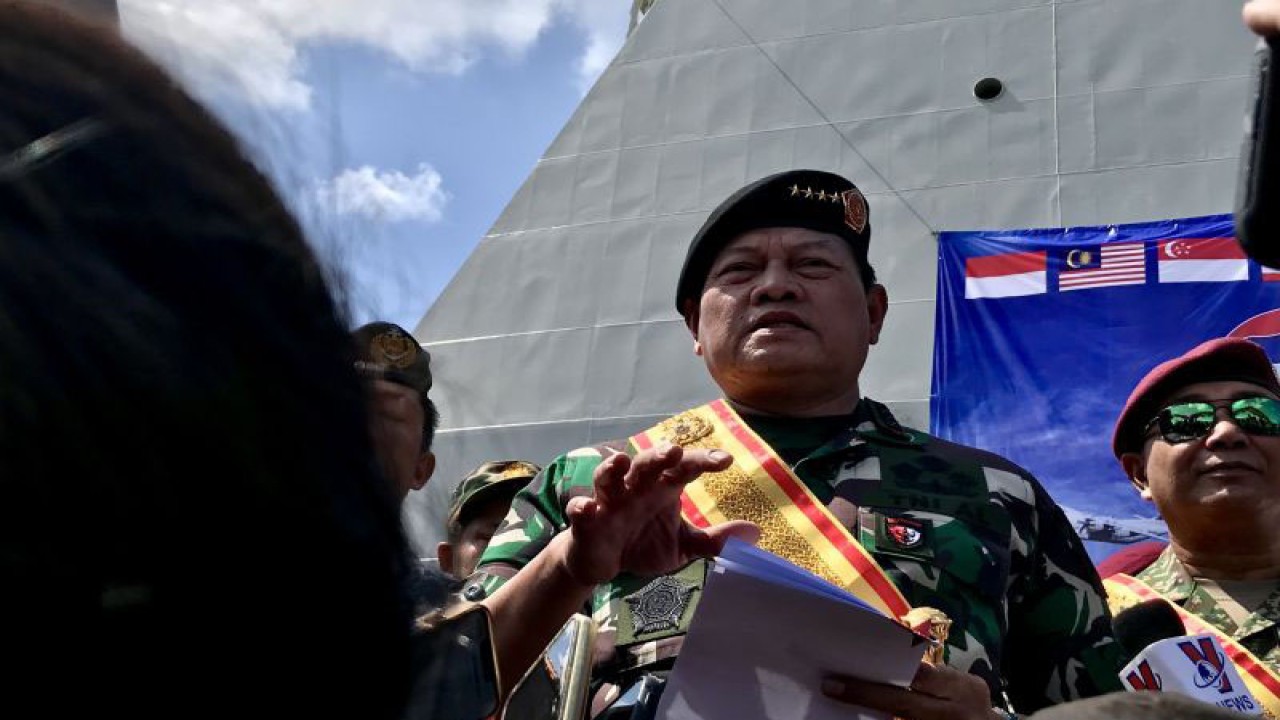Panglima TNI Laksamana TNI Yudo Margono saat memberikan keterangan usai membuka latihan bersama ASEAN Solidarity Exercise 01 Natuna di Dermaga Batu Ampar, Batam, Kepulauan Riau, Selasa (19/92023). (ANTARA/Genta Tenri Mawangi)