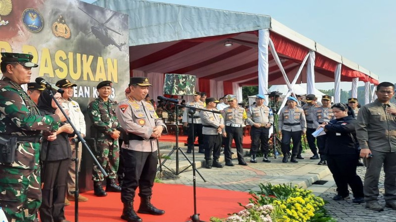 Arsip foto - Panglima TNI Laksamana TNI Yudo Margono dan Kapolri Jenderal Pol. Listyo Sigit Prabowo memberikan keterangan pers usai Apel Gelar Pasukan Pengamanan KTT Ke-43 ASEAN di Monas, Jakarta, Jumat (1/9/2023). (ANTARA/Laily Rahmawaty)