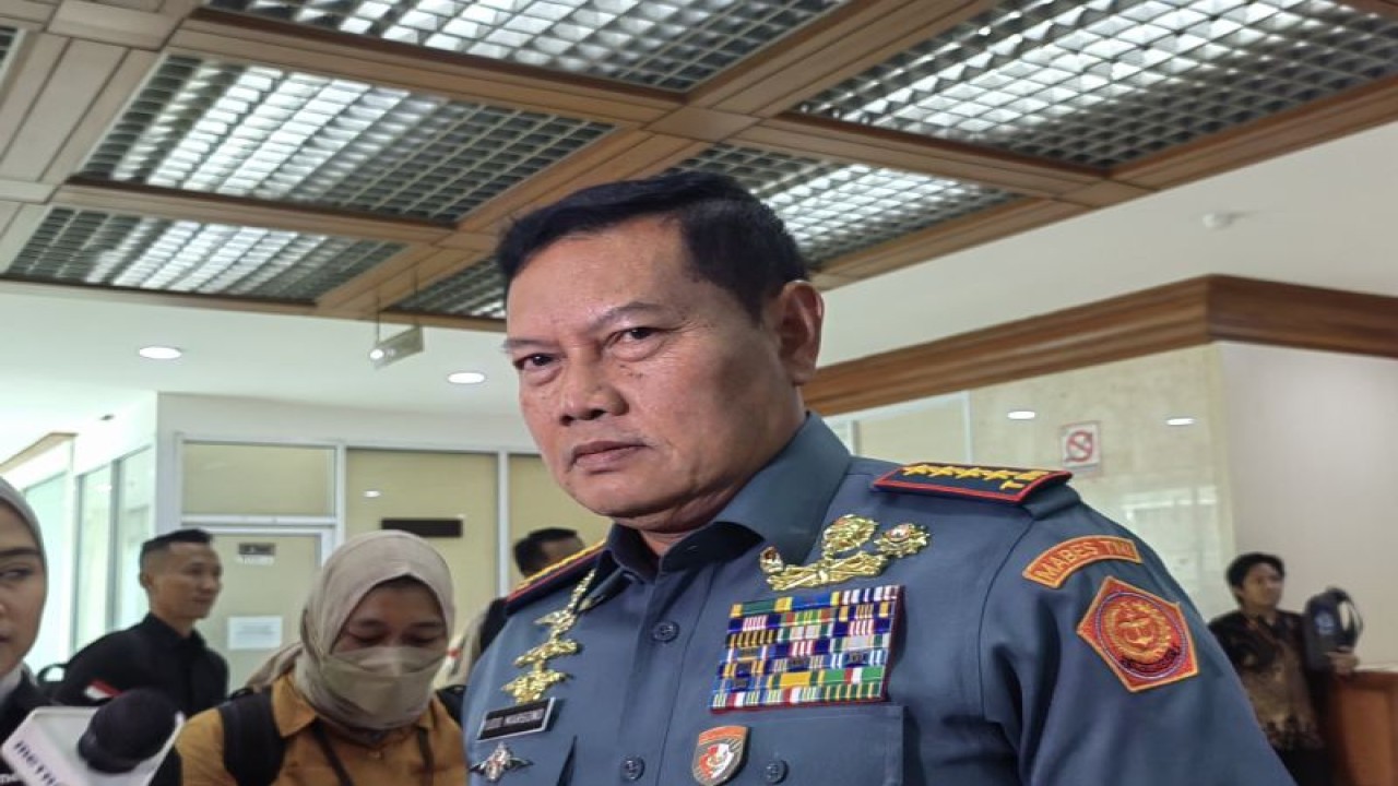Panglima TNI Laksamana TNI Yudo Margono ditemui usai rapat kerja bersama Komisi I DPR dengan Kementerian Pertahanan (Kemhan) RI beserta TNI AD, TNI AL, dan TNI AU di Kompleks Parlemen, Senayan, Jakarta, Rabu (6/9/2023). ANTARA/Melalusa Susthira K