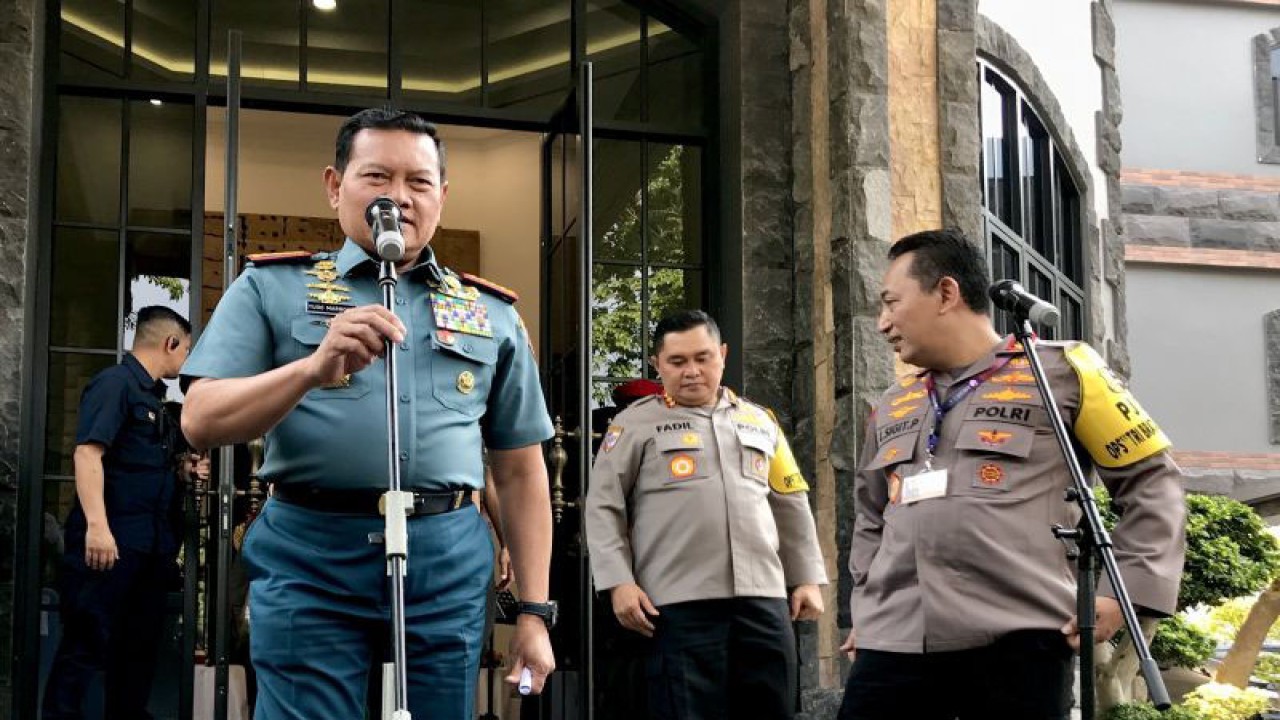 Panglima TNI Laksamana TNI Yudo Margono (kiri) dan Kapolri Jenderal Pol. Listyo Sigit Prabowo memberi keterangan kepada media di Kantor Panglima TNI, Medan Merdeka Barat, Jakarta, Kamis (7/9/2023) terkait pengamanan KTT Ke-43 ASEAN. ANTARA/Genta Tenri Mawangi.