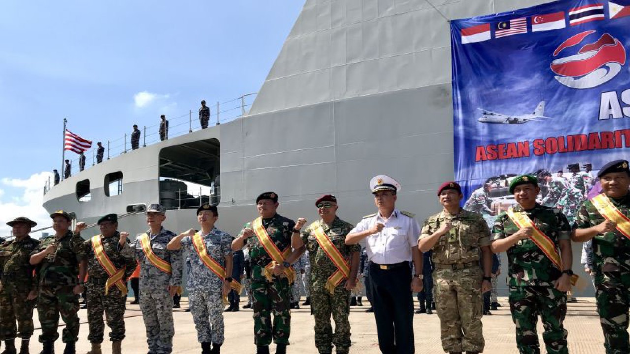 Panglima TNI Laksamana TNI Yudo Margono (enam kanan) bersama pimpinan angkatan bersenjata dari negara-negara anggota ASEAN berfoto bersama di depan KRI dr. Radjiman Wedyodiningrat-992 selepas upacara pembukaan ASEAN Solidarity Exercise (ASEX-01 N) Natuna 2023 di Dermaga Batu Ampar, Batam, Kepulauan Riau, Selasa (19/9/2023). ANTARA/Genta Tenri Mawangi.