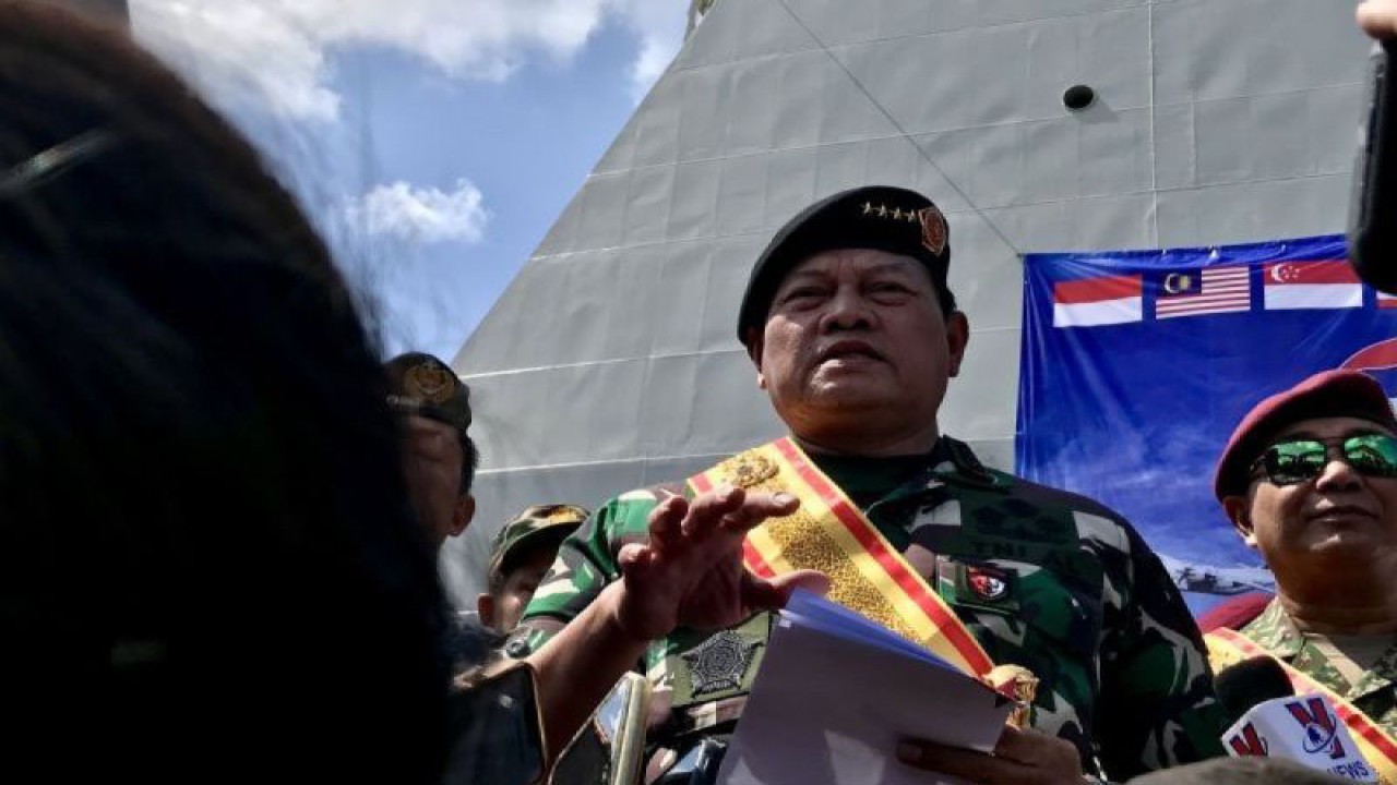 Panglima TNI Laksamana TNI Yudo Margono saat memberikan keterangan usai membuka latihan bersama ASEAN Solidarity Exercise 01 Natuna di Dermaga Batu Ampar, Batam, Kepulauan Riau, Selasa (19/92023). (ANTARA/Genta Tenri Mawangi)
