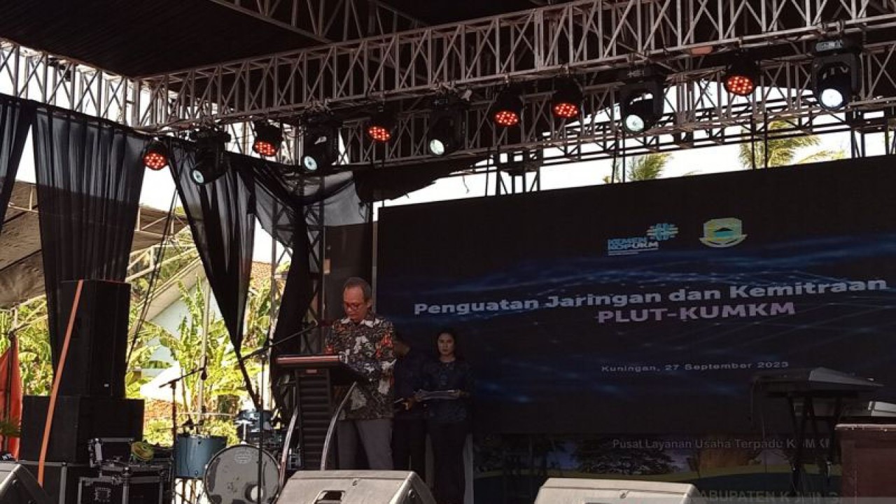Deputi Bidang Usaha Mikro KemenKopUKM Yulius saat memberikan sambutan resmi di Kabupaten Kuningan, Jawa Barat, Rabu (27/9/2023). (ANTARA/Fathnur Rohman)