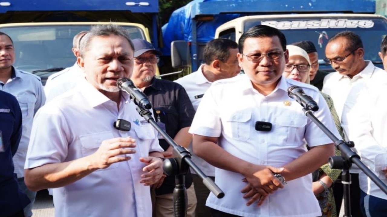 Menteri Perdagangan Zulkifli Hasan (kiri) bersama Kepala Badan Pangan Nasional (Bapanas) Arief Prasetyo usai meninjau Pasar Induk Beras Cipinang (PIBC) di Jakarta, Rabu (13/9/2023). (ANTARA/HO-Kemendag)