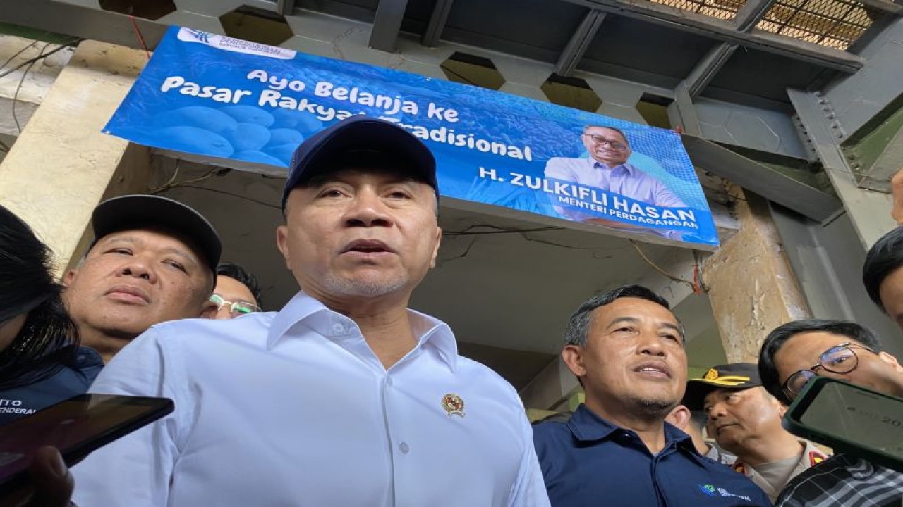 Menteri Perdagangan (Mendag) Zulkifli Hasan memberikan keterangan saat tinjauannya ke Pasar Sederhana, Bandung, (27/9/2023). ANTARA/Rubby Jovan. (ANTARA/Rubby Jovan)