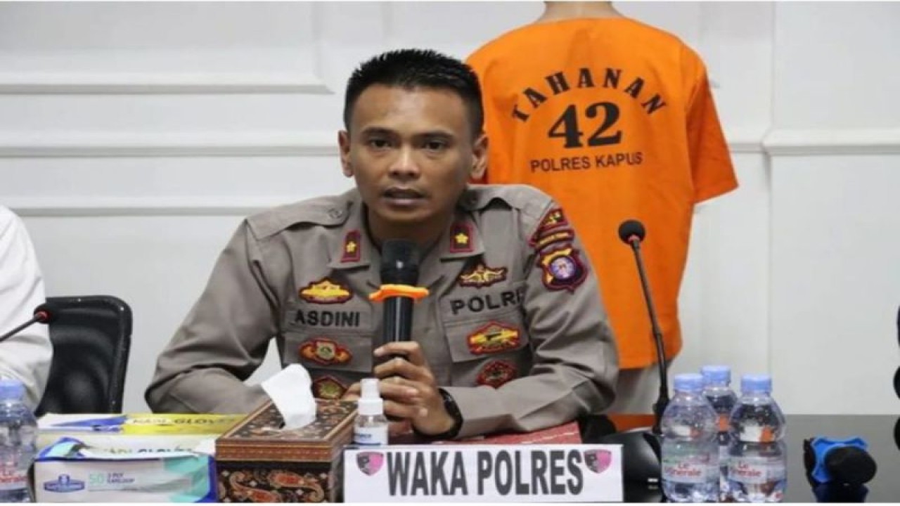 Wakapolres Kapuas Kompol Asdini Pratama Putra saat memberikan keterangan terkait kasus penangkapan kasus pembakaran rumah kosong di Kapuas, kemarin. ANTARA/Humas Polres Kapuas.