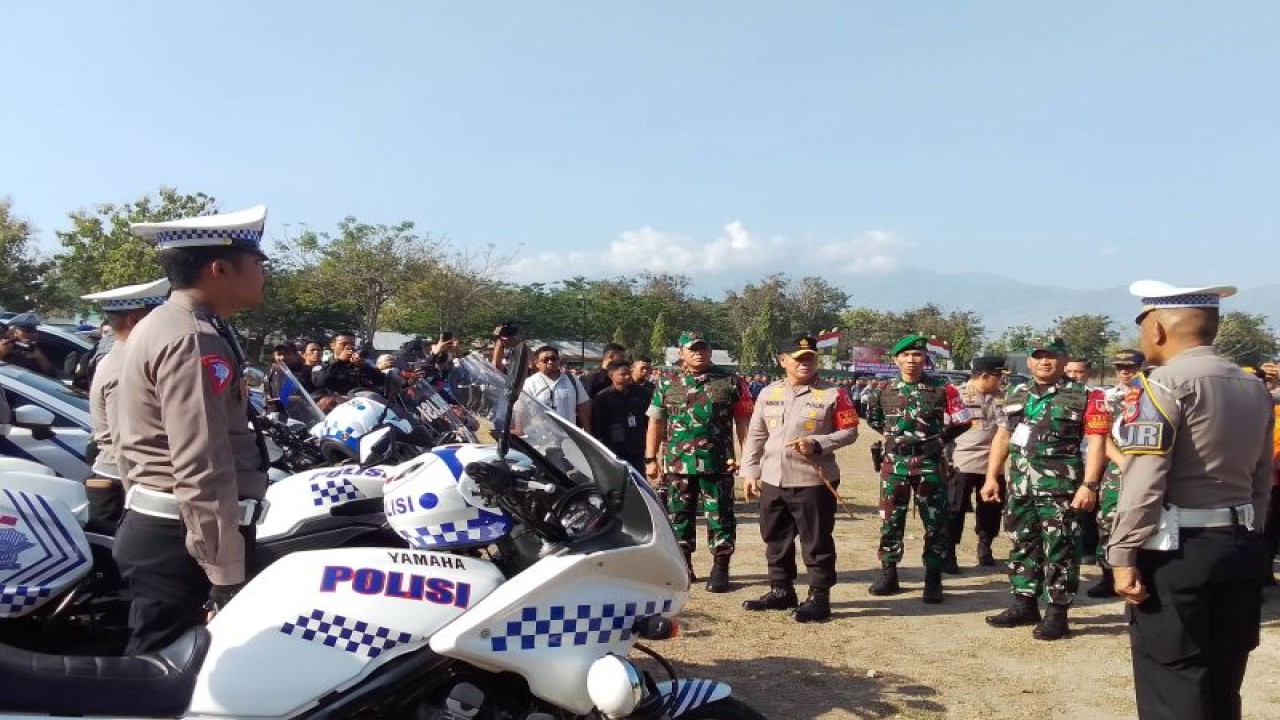 Kapolda Sulteng Irjen Pol. Agus Nugroho bersama dengan Komandan Korem (Danrem) 132/Tadulako Brigjen TNI Dody Triwinarto melakukan pengecekan terhadap kesiapan seluruh personel, dan sarana pendukung lainnya di Lapangan Yonif 711 Raksatama, Palu, Senin (2/10/2023). (ANTARA/Nur Amalia Amir)