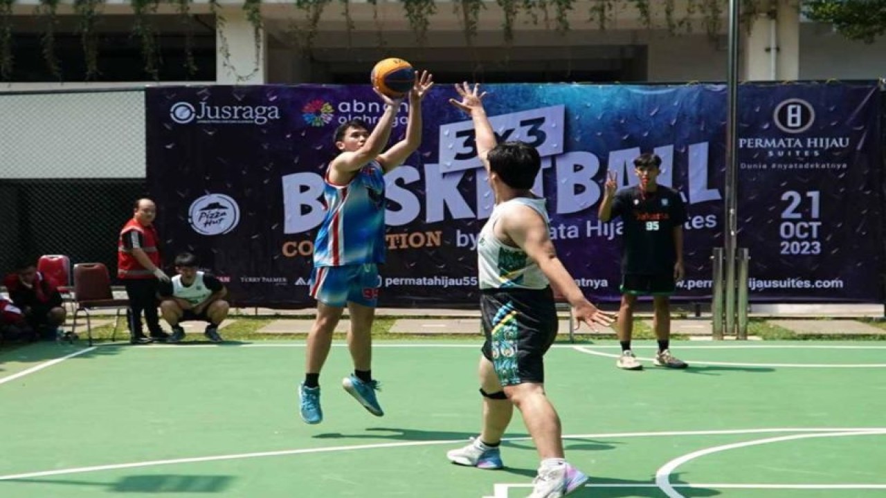 Para peserta kompetisi Permata Hijau Suites "3x3 Basketball Competition" yang berlangsung di lapangan basket Permata Hijau Suites, Jakarta, Sabtu (21/10/2023). (ANTARA/HO-Permata Hijau Suites 3x3 Basketball)