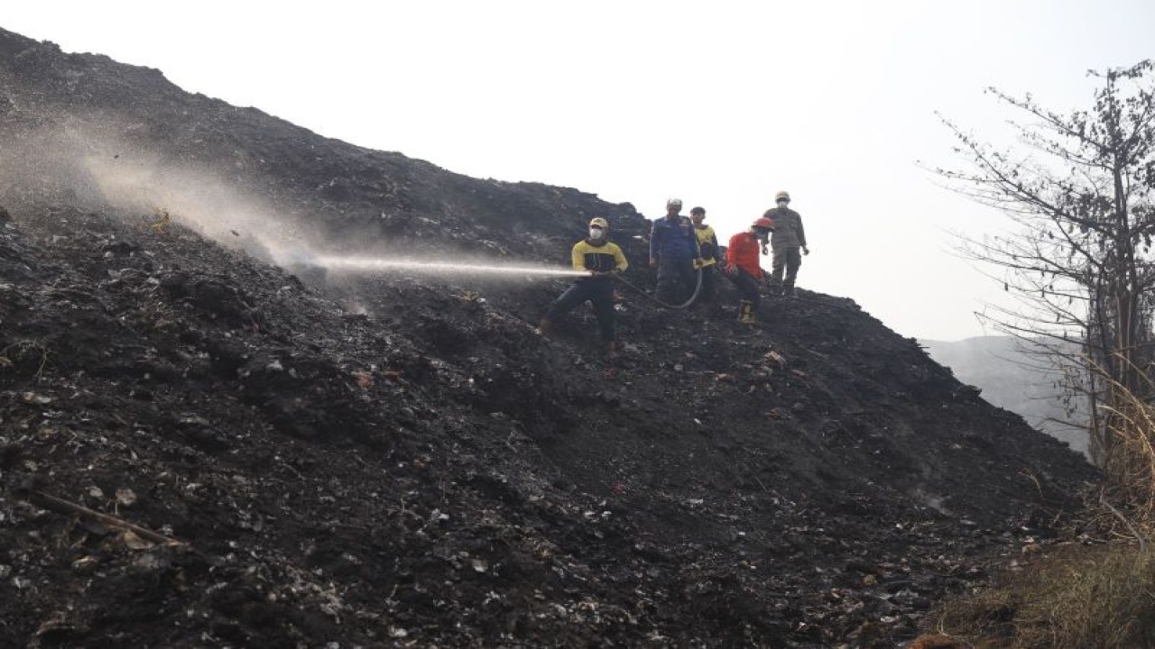 600 Personil gabungan masih melakukan proses pemadaman di TPA Rawakucing hingga kini. ANTARA/HO-Pemkot