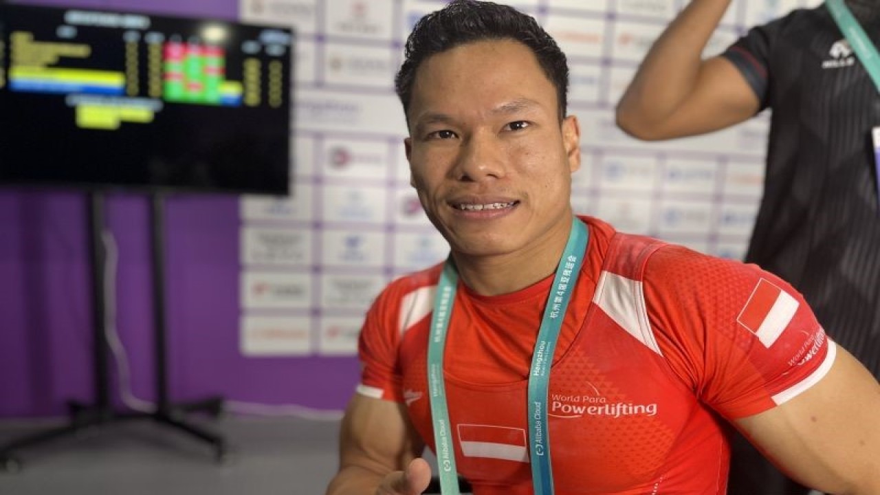 Atlet Para angkat berat (powerlifting) Indonesia, Abdul Hadi berpose usai melakukan wawancara singkat di Xiaoshan Sports Centre Gymnasium, China, Senin (23/10/2023). (ANTARA/Arnidhya Nur Zhafira)