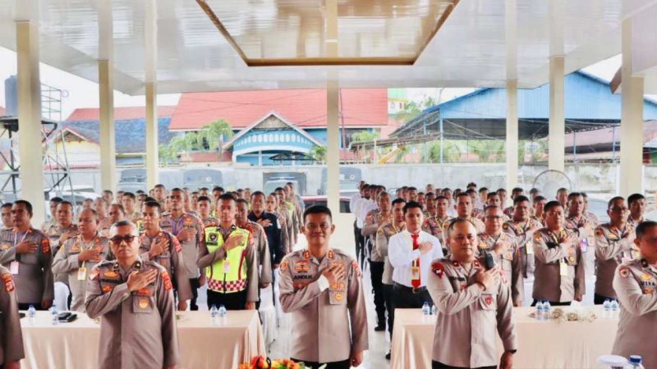 Kapolres Aceh Barat AKBP Andi Kirana memimpin latihan Pra-Operasi Mantap Brata 2023, dipusatkan di Mapolres setempat di Meulaboh, Rabu (11/10/2023). (ANTARA/HO-Dok. Humas Polres Aceh Barat)