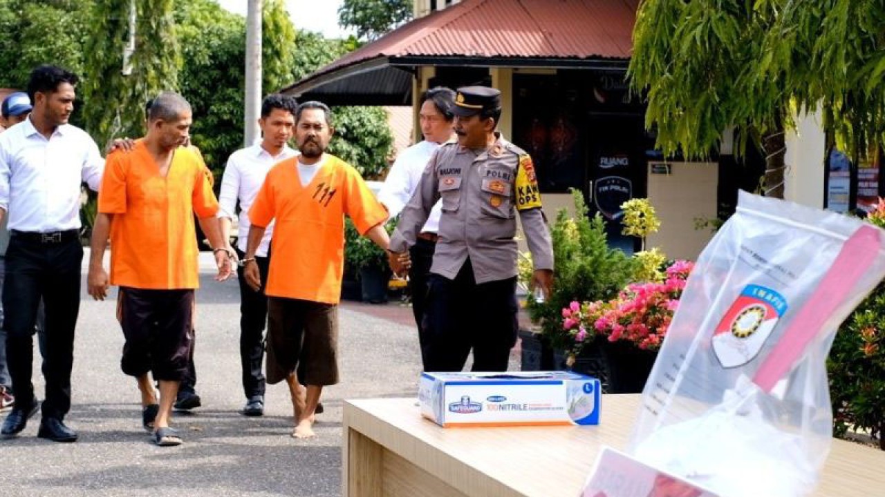 Dua tersangka kasus peredaran gelap obat keras tramadol saat berada di Mapolres Aceh Utara, Senin (23/10/2023). ANTARA/HO-Polres Aceh Utara.