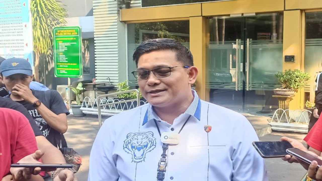 Dirreskrimsus Polda Metro Jaya Kombes Pol Ade Safri Simanjuntak saat diwawancarai di Jakarta, Senin (25/9/2023). ANTARA/Ilham Kausar