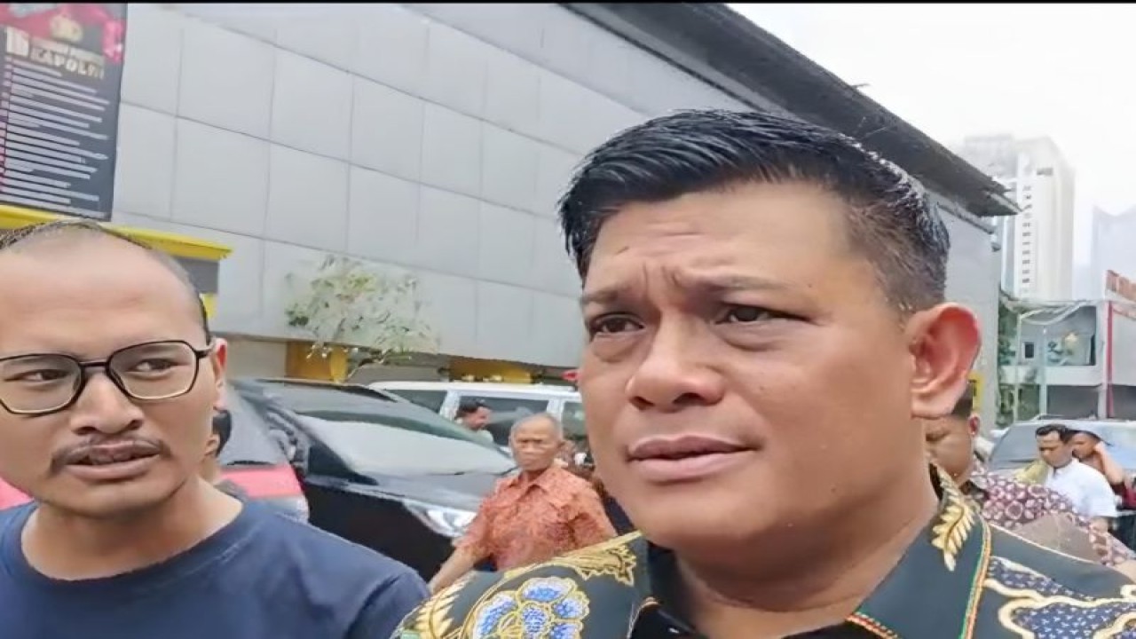 Dirreskrimsus Polda Metro Jaya Kombes Pol Ade Safri Simanjuntak saat diwawancarai di Polda Metro Jaya, Jumat (13/10/2023). ANTARA/Ilham Kausar