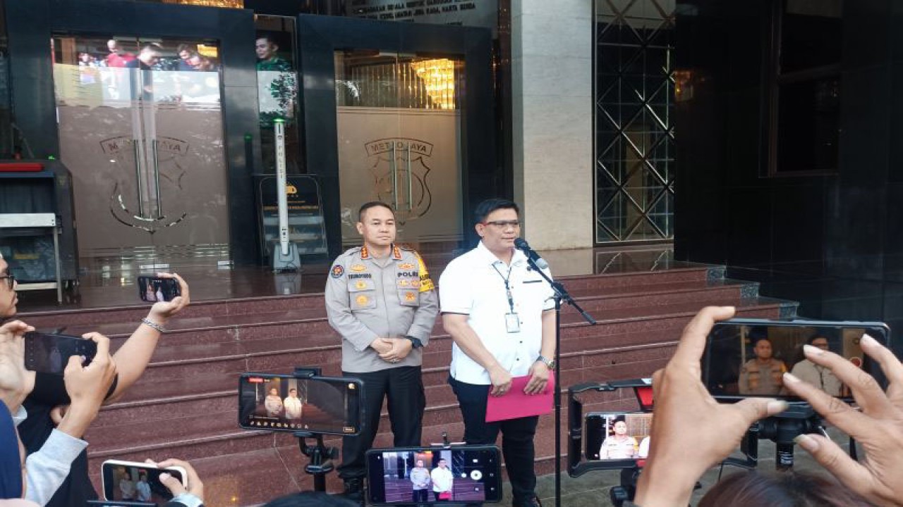 Dirreskrimsus Polda Metro Jaya Kombes Pol Ade Safri Simanjuntak (depan) bersama Kabid Humas Polda Metro Jaya Kombes Pol Trunoyudo Wisnu Andiko saat konferensi pers di Jakarta, Rabu (18/10/2023). ANTARA/Ilham Kausar