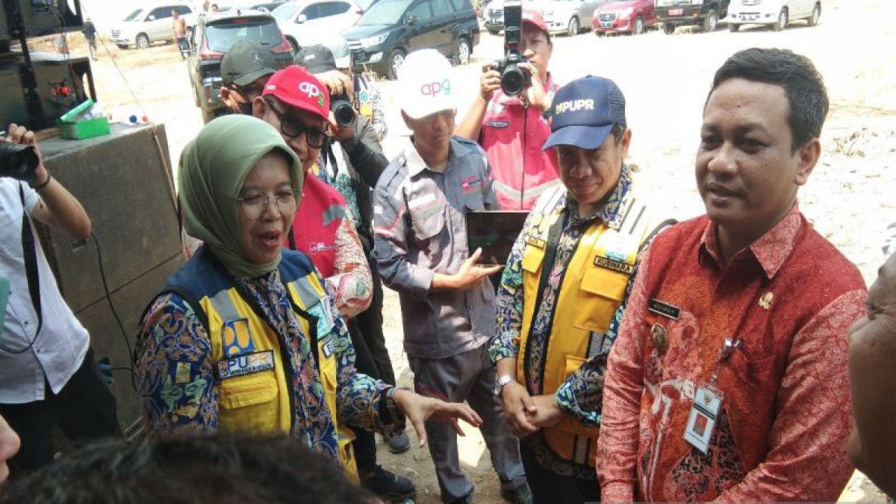 Wali Kota Pekalongan Afzan Arslan Djunaid (kanan) sedang berbincang-bincang dengan Direktur Prasarana Strategis Kementerian Pekerjaan Umum dan Penataan Ruang Essy Asiah pada acara grounbreaking pembangunan Pasar Banjarsari Kota Pekalongan, Rabu (11/10/2023). (ANTARA/Kutnadi)