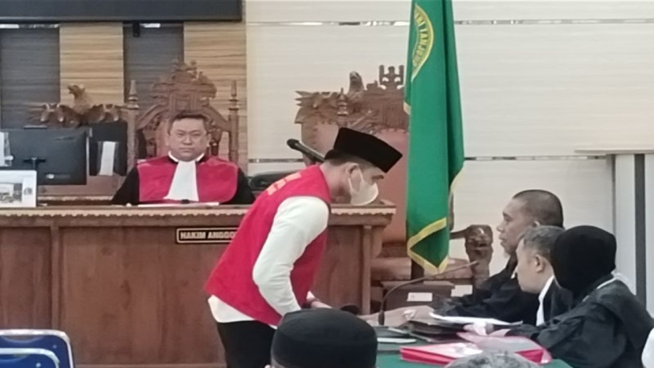 Mantan Kasat Narkoba Polres Lampung Selatan AKP Andri Gustami (AG) saat sidang perdana di PN Tanjungkarang. Bandarlampung, Senin, (23/10/2023). (ANTARA/Dian Hadiyatna)