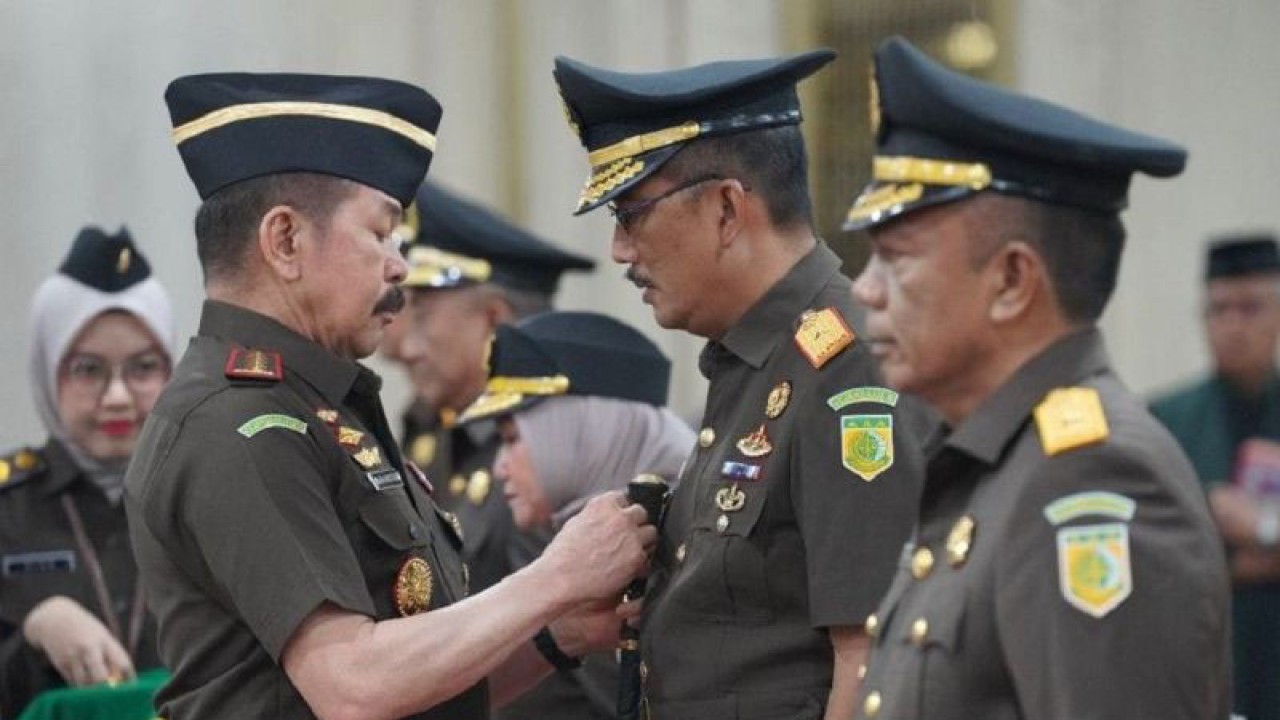 Agoes Soenanto Prasetyo SH. MH dilantik Jaksa Agung RI Prof. Dr. H. Sianitar Burhanuddin SH. MM sebagai Kajati Maluku menggantikan Edyward Kaban, SH. MH. (31/10) (ANTARA/HO/Kejati Maluku)