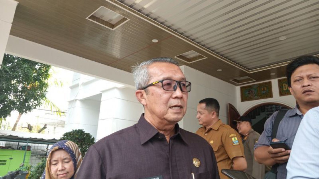 Sekda Kota Cirebon Agus Mulyadi saat memberikan keterangan di Kota Cirebon, Jawa Barat, Senin (23/10/2023). (ANTARA/Fathnur Rohman)