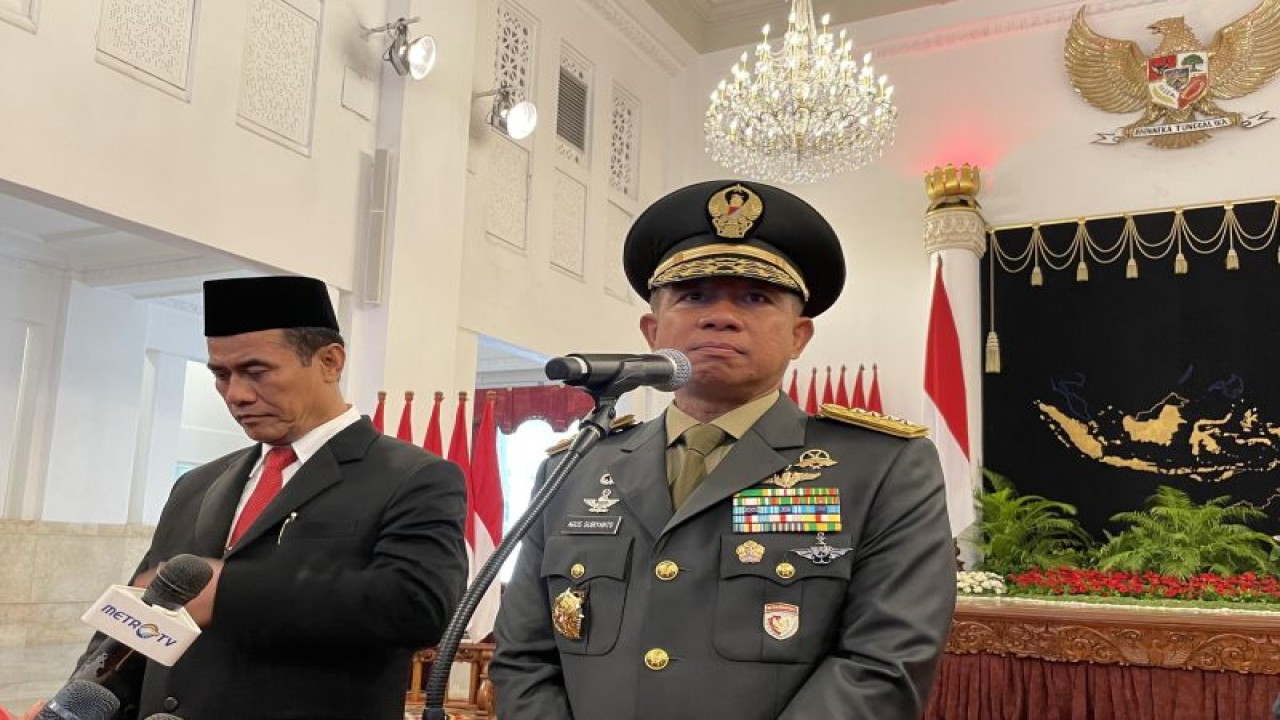 Kepala Staf TNI Angkatan Darat (Kasad) Jenderal Agus Subiyanto menjawab pertanyaan media usai dilantik sebagai Kasad TNI di Istana Negara, Jakarta, pada Rabu (25/10/2023). (ANTARA/Yashinta Difa)